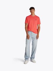 Rot - Tommy Jeans Regular Fit 100% Cotton Badge T-Shirt - Bild 2 von 7