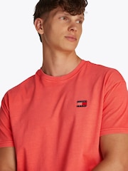 Rot - Tommy Jeans Regular Fit 100% Cotton Badge T-Shirt - Bild 4 von 7