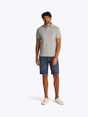 رمادي - قميص بولو قابل للتمدد بتصميم مستوحى من 1985 تلبيس قياسي من Tommy Hilfiger - صورة 2 من 6