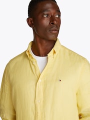 Amarelo - Camisa Tommy Hilfiger Regular Fit Essential Stripe 100% de linho - Imagem 4 de 6