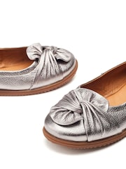Moda in Pelle Echium Slip-On Leather Flat With Twisted Knot Detail Shoes - Image 5 of 5