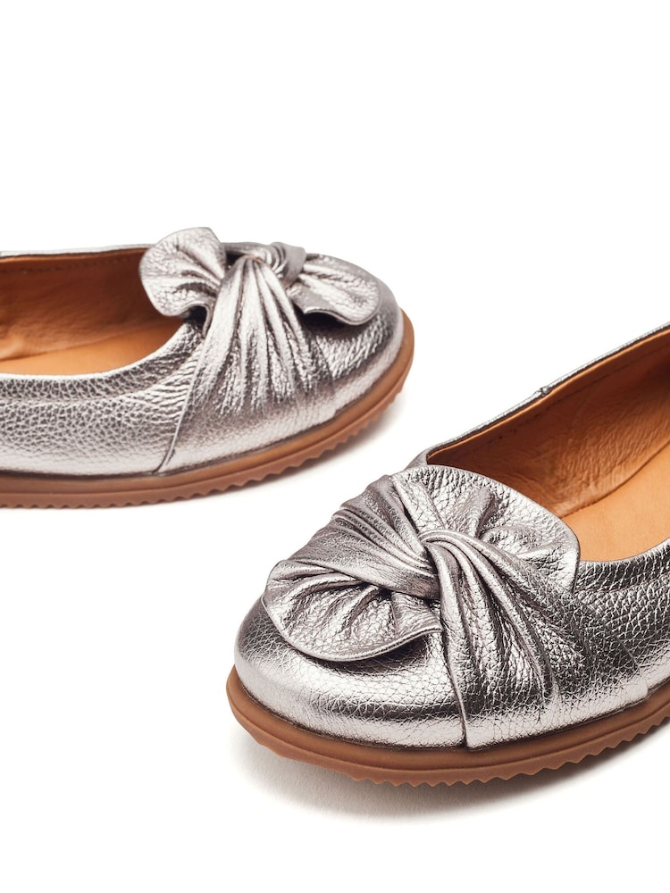 Moda in Pelle Echium Slip-On Leather Flat With Twisted Knot Detail Shoes - Image 5 of 5