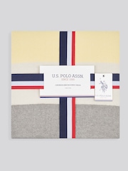 من U.S. Polo Assn. غطاء مخطط فاخر - صورة 3 من 6