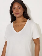 Blanco - Camiseta de algodón flameado con cuello de pico en talla curva de Live Unlimited 100% - Imagen 3 de 3