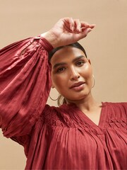 Live Unlimited Curve Oxblood Pintuck Blouse - Imagen 4 de 4