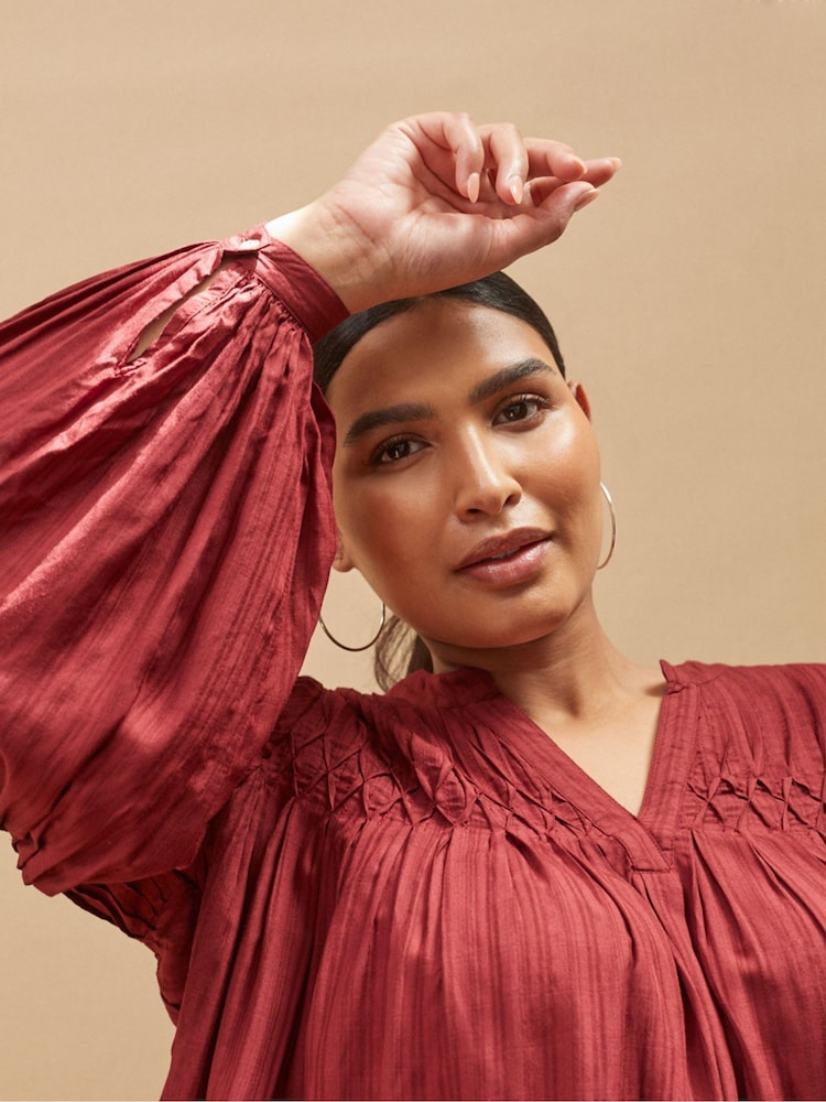 Live Unlimited Curve Oxblood Pintuck Blouse - Imagen 4 de 4