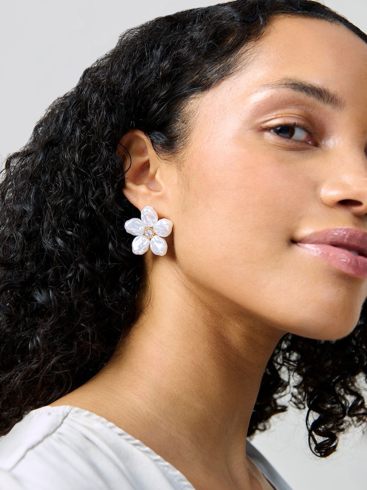 Aela Pearl Effect Flower Stud White Earrings - Bild 3 von 3