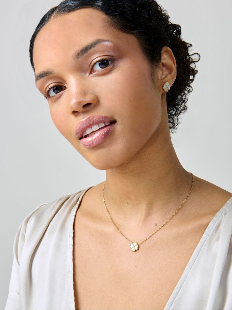 Aela בצבע זהב שרשרת אם הפנינה בדוגמת לבבות ופרחים זעירה - תמונה 3 מתוך 3 Aela בצבע זהב שרשרת אם הפנינה בדוגמת לבבות ופרחים זעירה - תמונה 3 מתוך 3