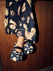 Never Fully Dressed Charm Velour Mary Jane Slippers - Imagem 2 de 8