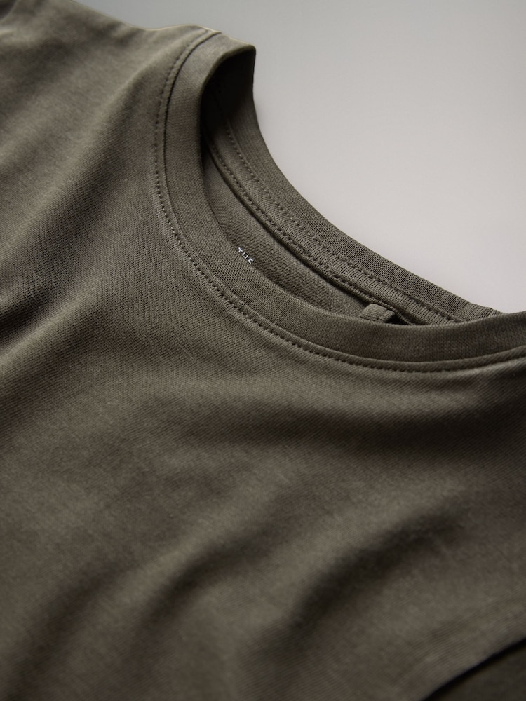 أسود/كاكي/أخضر/كريمي/أبيض - حزمة من 6 تيشرتات قطن بتلبيس قياسي من The Set - صورة 5 من 5 أسود/كاكي/أخضر/كريمي/أبيض - حزمة من 6 تيشرتات قطن بتلبيس قياسي من The Set - صورة 5 من 5