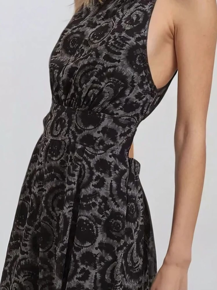 Religion Gigi Maxi Dress With Open Back In Dark Tie Dye Print - Bild 6 von 6 Religion Gigi Maxi Dress With Open Back In Dark Tie Dye Print - Bild 6 von 6