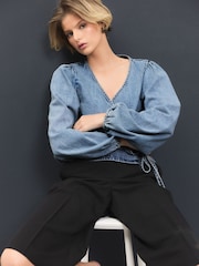 Cândida - Blusa jeans envolvente com amarração frontal - Imagem 1 de 8