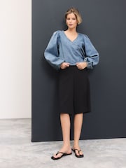 Cândida - Blusa jeans envolvente com amarração frontal - Imagem 2 de 8