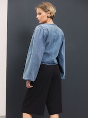 Cândida - Blusa jeans envolvente com amarração frontal - Imagem 3 de 8