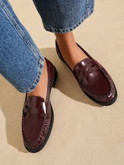 Vermelho Borgonha - Amigos como estes mocassins confortáveis de couro sintético envernizado com franzidos e salto baixo - Imagem 1 de 5