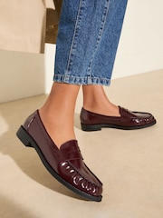 Vermelho Borgonha - Amigos como estes mocassins confortáveis de couro sintético envernizado com franzidos e salto baixo - Imagem 2 de 5