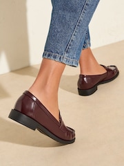 Vermelho Borgonha - Amigos como estes mocassins confortáveis de couro sintético envernizado com franzidos e salto baixo - Imagem 4 de 5