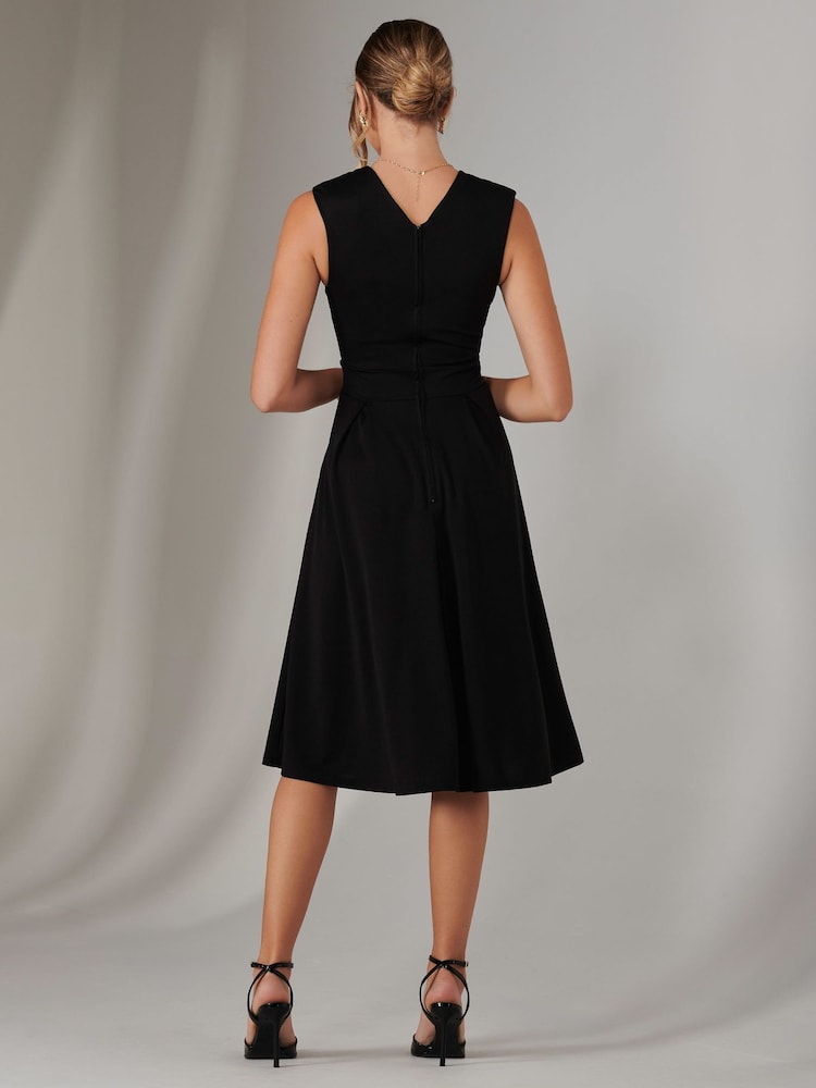 Schwarz - Jolie Moi – ärmelloses Midikleid - Bild 2 von 6 Schwarz - Jolie Moi – ärmelloses Midikleid - Bild 2 von 6