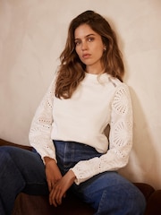 سويت شيرت بكُم مطرَّز من Mint Velvet - صورة 3 من 8