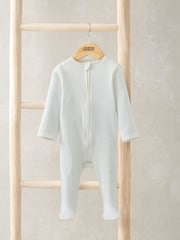 Pijama tipo pelele blanco con estampado de lunares de Mamas & Papas - Imagen 1 de 3