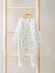 Pijamas tipo pelele de algodón 100 % en color crema con cremallera asimétrica y estampado de safari de Mamas & Papas - Imagen 1 de 3