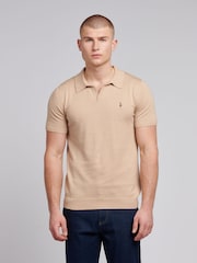 لون طبيعي - من U.S. Polo Assn. قميص بولو بياقة صغيرة من قطن ممشط 100% للرجال - صورة 1 من 7