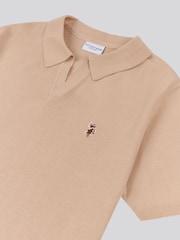 لون طبيعي - من U.S. Polo Assn. قميص بولو بياقة صغيرة من قطن ممشط 100% للرجال - صورة 7 من 7