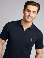أزرق سماوي - من U.S. Polo Assn. قميص بولو بياقة صغيرة من قطن ممشط 100% للرجال - صورة 2 من 6