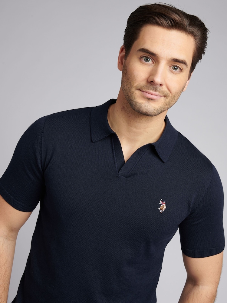 أزرق سماوي - من U.S. Polo Assn. قميص بولو بياقة صغيرة من قطن ممشط 100% للرجال - صورة 2 من 6