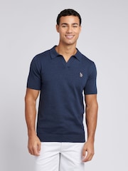 أزرق - من U.S. Polo Assn. قميص بولو بياقة صغيرة من قطن ممشط 100% للرجال - صورة 1 من 7