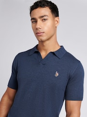 أزرق - من U.S. Polo Assn. قميص بولو بياقة صغيرة من قطن ممشط 100% للرجال - صورة 2 من 7