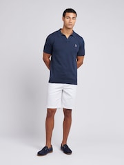 أزرق - من U.S. Polo Assn. قميص بولو بياقة صغيرة من قطن ممشط 100% للرجال - صورة 3 من 7