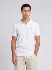 أبيض - من U.S. Polo Assn. قميص بولو بياقة صغيرة من قطن ممشط 100% للرجال - صورة 1 من 7