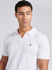 أبيض - من U.S. Polo Assn. قميص بولو بياقة صغيرة من قطن ممشط 100% للرجال - صورة 2 من 7