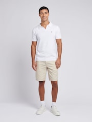 أبيض - من U.S. Polo Assn. قميص بولو بياقة صغيرة من قطن ممشط 100% للرجال - صورة 3 من 7