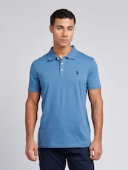 أزرق - من U.S. Polo Assn. قميص بولو جيرسيه قطن 100% بشعار خيّال مزدوج للرجال - صورة 1 من 7
