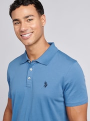 أزرق - من U.S. Polo Assn. قميص بولو جيرسيه قطن 100% بشعار خيّال مزدوج للرجال - صورة 2 من 7