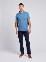 أزرق - من U.S. Polo Assn. قميص بولو جيرسيه قطن 100% بشعار خيّال مزدوج للرجال - صورة 3 من 7