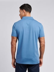 أزرق - من U.S. Polo Assn. قميص بولو جيرسيه قطن 100% بشعار خيّال مزدوج للرجال - صورة 4 من 7