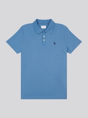 أزرق - من U.S. Polo Assn. قميص بولو جيرسيه قطن 100% بشعار خيّال مزدوج للرجال - صورة 5 من 7