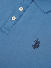 أزرق - من U.S. Polo Assn. قميص بولو جيرسيه قطن 100% بشعار خيّال مزدوج للرجال - صورة 7 من 7