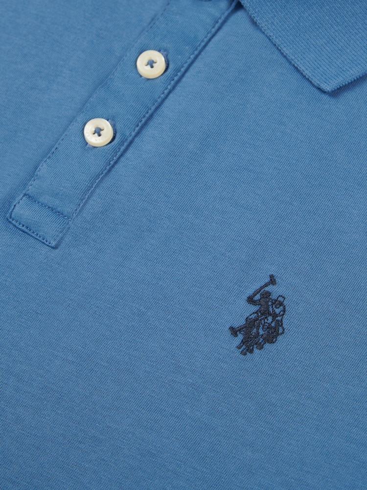 أزرق - من U.S. Polo Assn. قميص بولو جيرسيه قطن 100% بشعار خيّال مزدوج للرجال - صورة 7 من 7