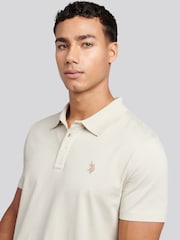 لون طبيعي - من U.S. Polo Assn. قميص بولو جيرسيه قطن 100% بشعار خيّال مزدوج للرجال - صورة 2 من 6