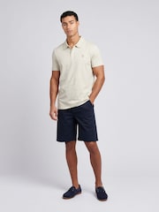 لون طبيعي - من U.S. Polo Assn. قميص بولو جيرسيه قطن 100% بشعار خيّال مزدوج للرجال - صورة 3 من 6