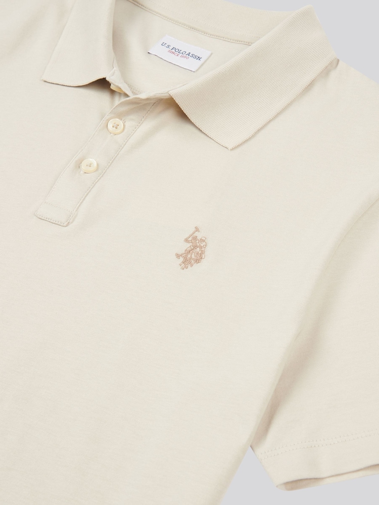 لون طبيعي - من U.S. Polo Assn. قميص بولو جيرسيه قطن 100% بشعار خيّال مزدوج للرجال - صورة 6 من 6
