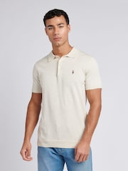 لون طبيعي - من U.S. Polo Assn. قميص بولو قطن ممشط 100% للرجال - صورة 1 من 7