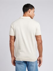 لون طبيعي - من U.S. Polo Assn. قميص بولو قطن ممشط 100% للرجال - صورة 4 من 7