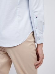 أزرق - U.S. Polo Assn Womens Stripe Stretch Classic Fit Oxford Shirt - صورة 4 من 6