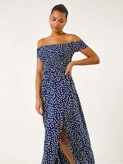 Vestido largo fruncido con escote bardot y estampado de lunares de Roman - Imagen 2 de 5