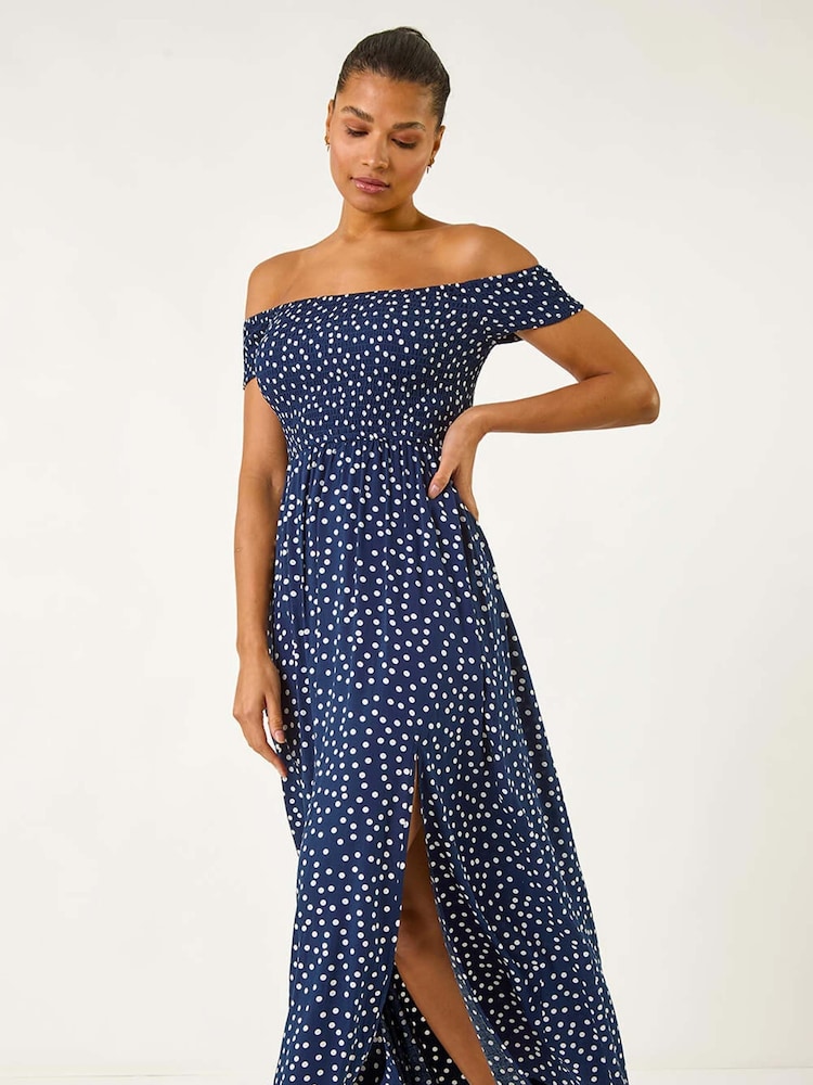 Vestido largo fruncido con escote bardot y estampado de lunares de Roman - Imagen 2 de 5